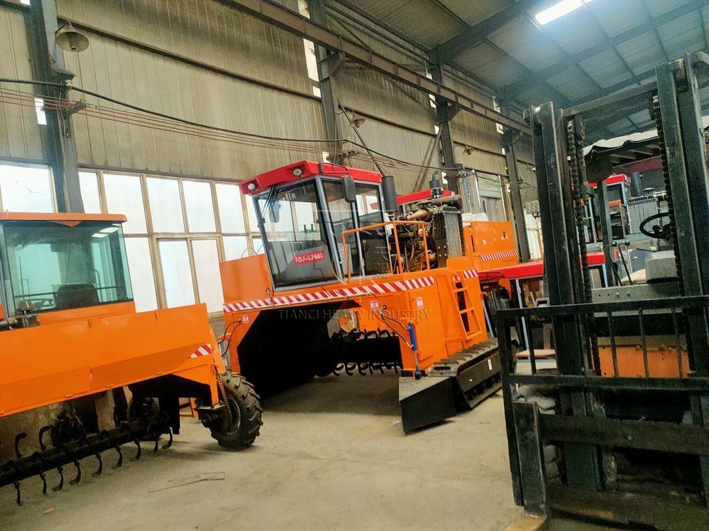 Rodzaj płaszcza nawozowego (Crawler type Manure Compost Turner) Prędkość pracy 6-10 m/min